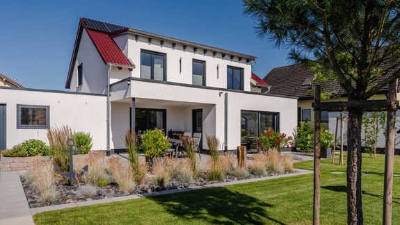 Haus Tesche | Satteldach trifft Bauhaus – und schafft Wohnraum.